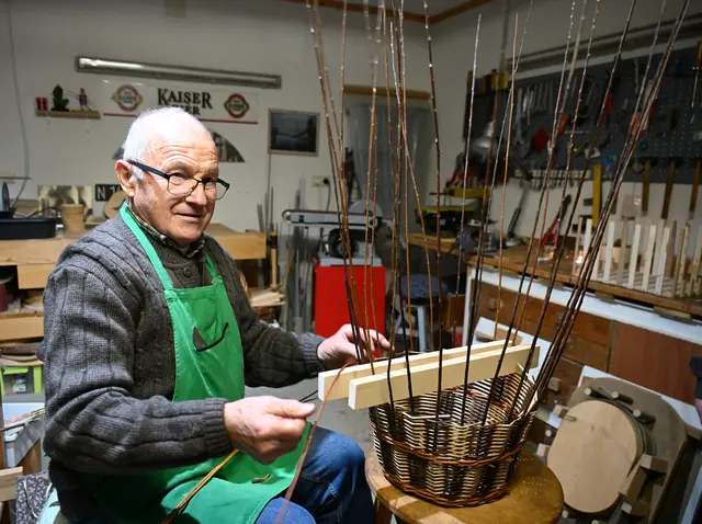 Korbflechten ist ein altes Handwerk und sehr beliebt. Josef Holl beherrscht die Technik | Foto: Gerlinde Siebenhandl