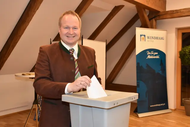 Bürgermeisterwahl in Windhaag bei Perg. Martin Luger ist neuer Bürgermeister. Er löste Bettina Schönbeck ab.  | Foto: Robert Zinterhof