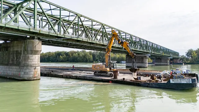 Seit Sommer werken die ÖBB an den Brückenpfeilern. Diese Arbeiten werden voraussichtlich bis März 2028 dauern. | Foto: fotokerschi.at/Kerschbaummayr