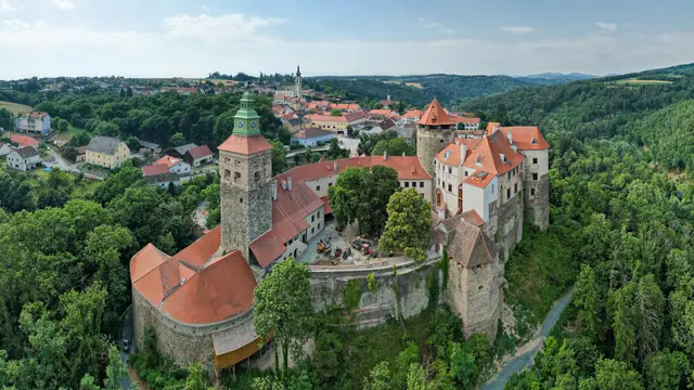 Durch Investitionen des Landes wurden Friedensburg, Synagoge, Burghotel und Hauptplatz generalsaniert.  | Foto: LIB