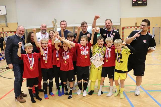 Das letzte der 180 Spiele beim Jugend-Hallenfußballturnier gewann die U10 des SC Kalsdorf. Bundesratspräsident Peter Samt (li), GR Monika Dunkl, Vzbgm. Michael Konrad, GK Stephan Scheifinger und Christian Kauc (re) gratulierten.  | Foto: Edith Ertl
