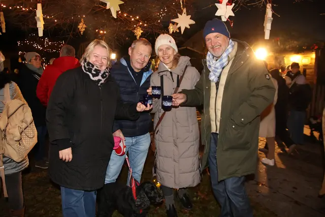 Landtagsvizepräsident Andreas Teufl und Christina mit Freunden.
