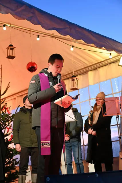 Der beliebte Kooperator Johannes Lackner bei seiner Eröffnungsrede. Er wird im Sommer neuer Sekretär und Büroleiter von Erzbischof Franz Lackner. Die Oberndorfer werden ihn sehr vermissen. 