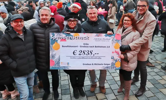 Grodaus Manfred Gollenz (li) und Thomas Techt mit Michaela Geiger (beide Bildmitte) überreichten den Spendenscheck an Bgm. Manfred Komericky, Sandra Goldberg und GR Sepp Zirkl. | Foto: Edith Ertl