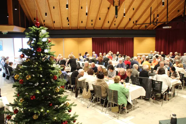 Kematens Senioren unterhielten sich bestens bei der Gemeinde-Weihnachtsfeier.  | Foto: Manfred Jordan