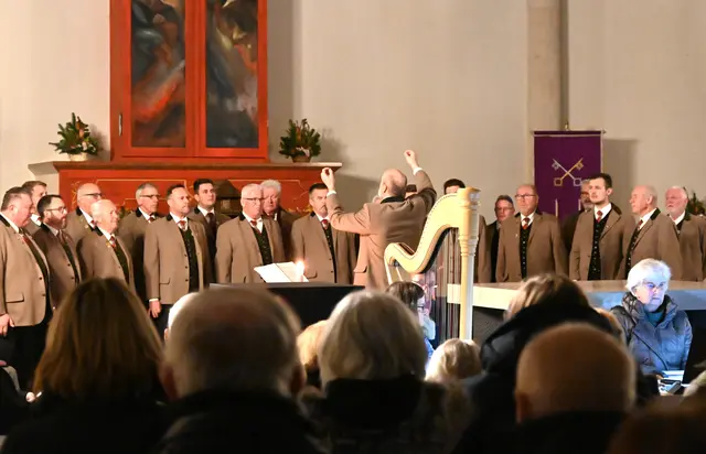 Sängerrunde Fellach Oberdörfer im Altarraum der St.Georgs Katherdrale