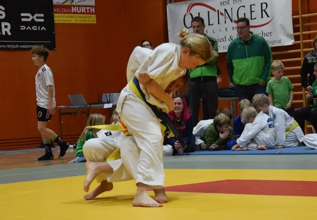 Ein erfolgreicher Wurf von Klara Seyrl (blauer Gurt).