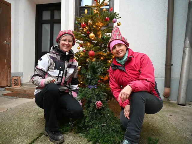 Wichtel dürfen auf keinen Adventmarkt fehlen: Sabina Tippl und Sandra Babinger helfen fleißig mit | Foto: Gerlinde Siebenhandl