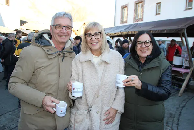Beste Stimmung auch bei GR Günther Hochstaffl mit Gattin (Mitte)  und Freundin.  | Foto: Manfred Jordan