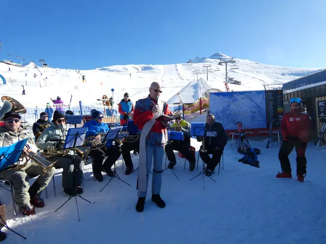 Diakon Herbert Scharler segnete die neuen Anlagen im Schigebiet von See. 