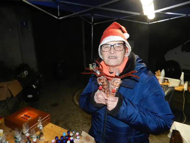 Jenny EIGENBAUER in Weihnachtsstimmung bei ihrem Verkaufstand. | Foto: Heribert Punz