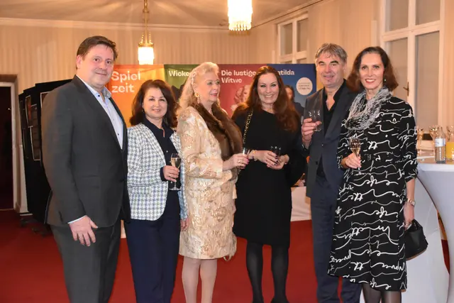 Altbürgermeister Stefan Szirucsek, Martina Malzer, Birigt Sarata, Paul und Anneliese Gessl. | Foto: Mirjam Preineder