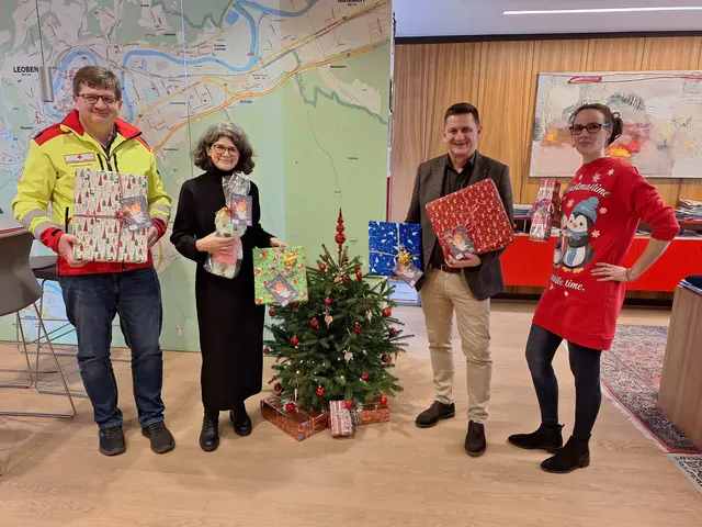 Bürgermeister Kurt Wallner ( 2.v.r.) Claudia Leeb, Leiterin des Referats Soziales, Familie und Frauen (2.v.l.) und Büroleiterin Doris Stütz (r.) übergaben heute die Weihnachtspackerl an Josef Himsl, Bezirksgeschäftsführer des Roten Kreuzes Leoben | Foto: leopress