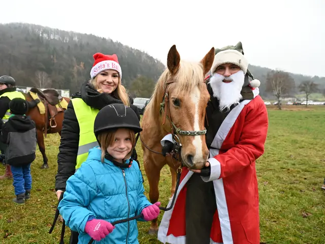 Ein Highlight für die Kinder: Das 'Ponyreiten' auf Großpferd 'Smutge' von der 'Rust en Vrede' Ranch. Florentina mit Weihnachtsmann Niklas und Tatjana  | Foto: Gerlinde Siebenhandl