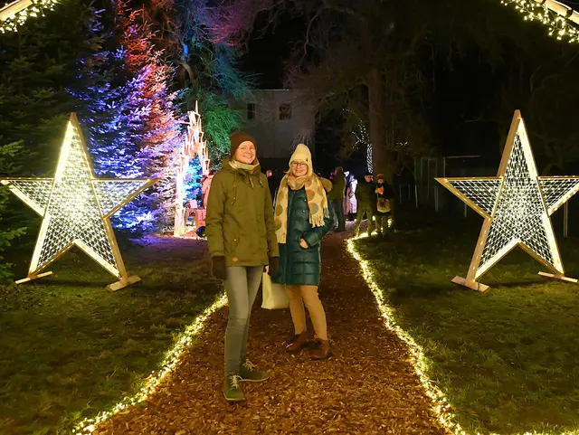Michaela und Patrizia genießen die besondere Atmosphäre im Lichtergarten | Foto: Gerlinde Siebenhandl