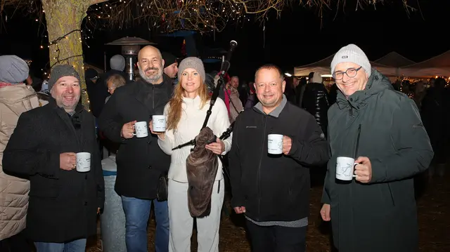Wolfgang Kickinger (l.), Dudelsackspielerin Saskia Konz mit Armando Piedra, Sebastian Kritzinger (2.v.r.) und Bgm. Gerald Egger (r.). | Foto: Helmut Klein