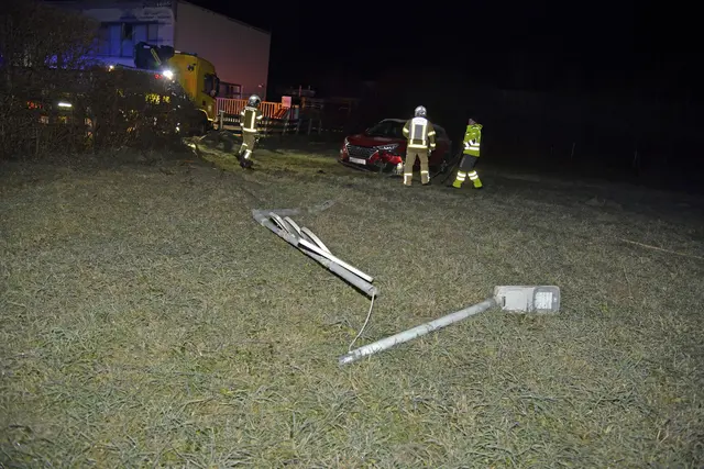 Der alkoholisierte Serbe durchbrach einen Zaun und krachte gegen eine Straßenlaterne, die zehn Meter in ein Feld geschleudert wurde. | Foto: Zoom Tirol