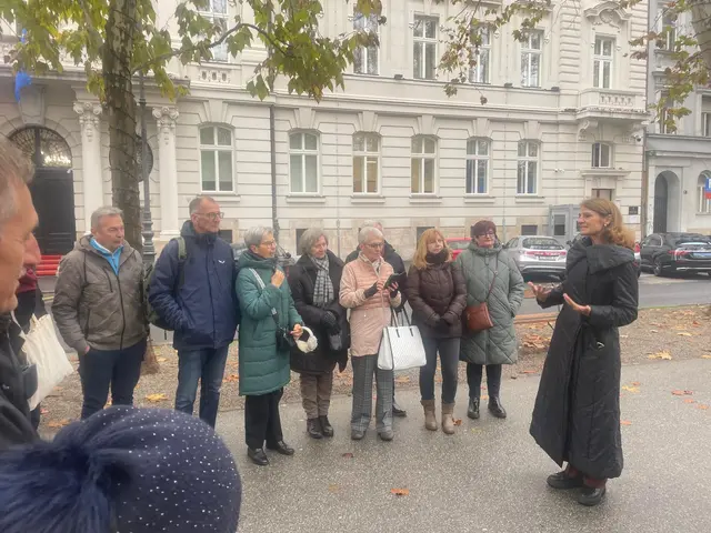 Die Schandorfer Delegation lauschte den Worten der Botschafterin Yvonne Tončić-Sorinj. | Foto: Bernhard Herics