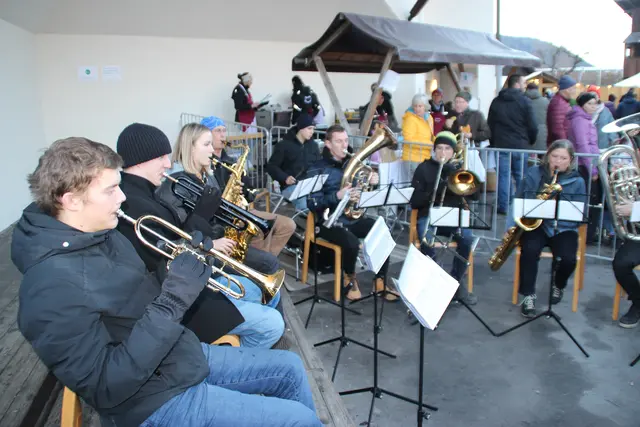 Mit weihnachtlichen Weisen erfüllte die Bläsergruppe der Musikkapelle den Festplatz  | Foto: Manfred Jordan