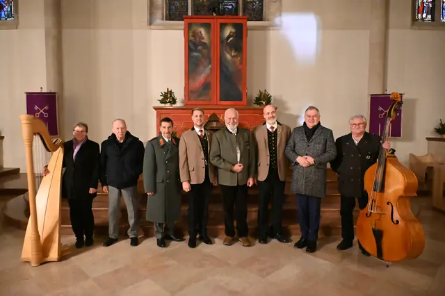 Am Gruppenfoto v.l.n.r.:
* Veronika Ischlstöger, 
Johannas Hausmusik - Harfe,
* Obst i.R. Ing. Hugo Schuller, 
Kärntner Mundargedichte,
* Bgdr Mag. Franz Hollerer, 
stv Akademiekommandant,
* Bernd Lieber, 
Obmann der Sängerrunde Fellach Oberdörfer, 
* Obst i.R. Hans Machowetz, 
Organisation Kärntner Adventkonzerte,
* Steffen Sack, 
Chorleiter der Sängerrunde Fellach Oberdörfer,
* LTgAbg &amp; StR DI Franz Dinhobl,
* Hermann Strauss, 
Johannas Hausmusik, - Kontrabass,