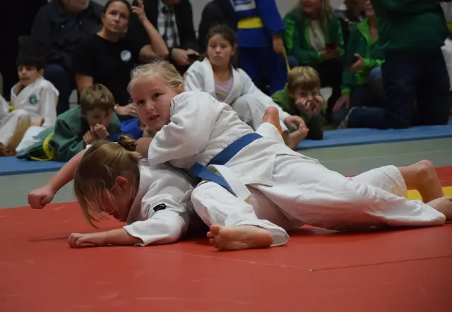 Turniersiegerin Johanna Schober (blauer Gurt).