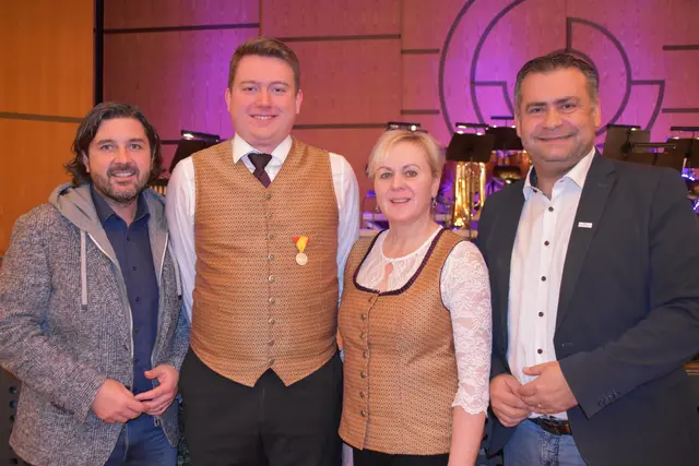 Bürgermeister Hans Unger, Obmann Michael Konrad, Kapellmeisterin Sabine Zumpf und Bürgermeister Stefan Laimer | Foto: MeinBezirk/Michael Strini