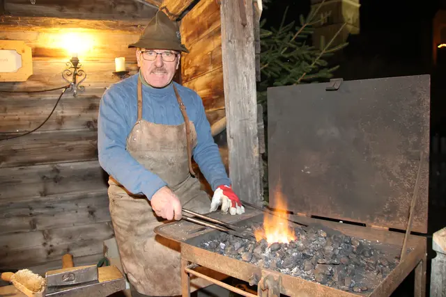 Schmied Wolfgang Ebner mit Glücks-Hufeisen.