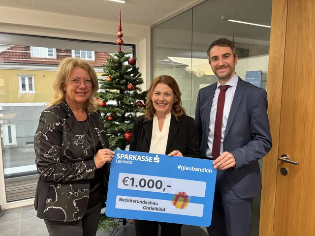 MeinBezirk-Geschäftsstellenleiterin von Wels und Wels-Land, Susanne Traxler, darf den Spendenscheck vom Sparkassen-Vorstand Ulrike Edlsbacher und Hubmayr Philipp entgegennehmen. | Foto: MeinBezirk