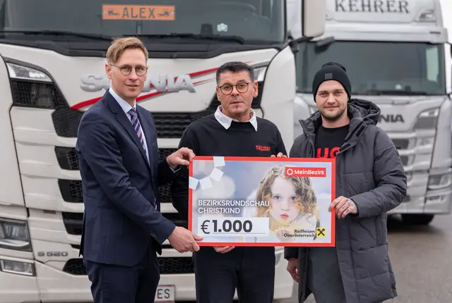 MeinBezirk-Chefredakteur Thomas Winkler, LKW Kehrer-Geschäftsführer Wilhelm Kehrer und Prokurist Alexander Süß (v. l.) bei der Spendenscheckübergabe. | Foto: MeinBezirk/Siegl