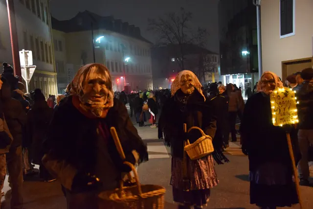 Auch heuer verteilten die Pudelmütter wieder Zuckerl an brave Kinder. | Foto: MeinBezirk/Leonie Herrmann