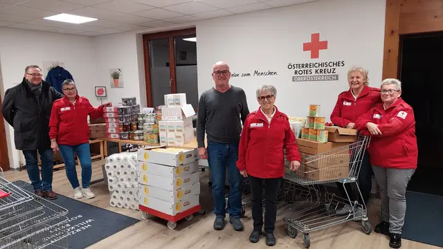 Mitarbeiter des Rotkreuz-Marktes, Präsident Wolfgang Schulz (Bildmitte) und Past-Präsident Robert Stadler (links)  | Foto: Rotes Kreuz Kirchdorf