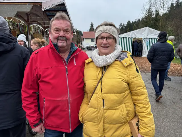 Auch der frühere Kulturverein-Obmann Joe Dullinger machte mit seiner Maria einen Rundgang durch den Weihnachtsmarkt. | Foto: Franz Gruber