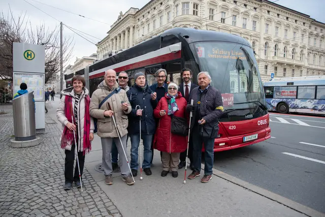 Mit der neuen Linien-Sprachansage „Lisa“ erhalten blinde und sehbehinderte Fahrgäste akustische Informationen. | Foto: Stadt Salzburg/Rocio Escabosa