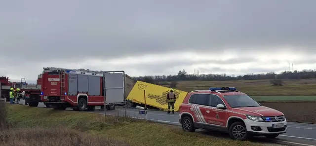 Um eine schonende Bergung des Anhängers zu ermöglichen, wurde das Kranfahrzeug der Feuerwehr Hollabrunn nachalarmiert. | Foto: Markus Kahrer