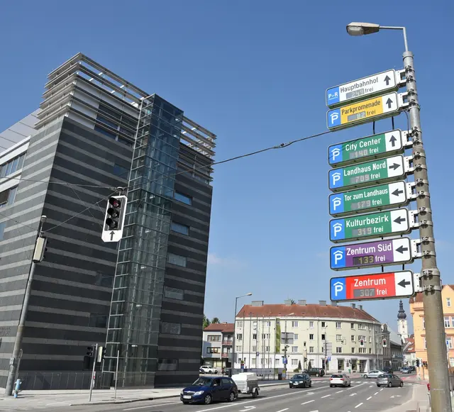 Kein Parksuchverkehr mehr: Ein Parkleitsystem zeigt auf den ersten Blick, wie viele freie Plätze in den Garagen vorhanden sind. | Foto: Josef Vorlaufer