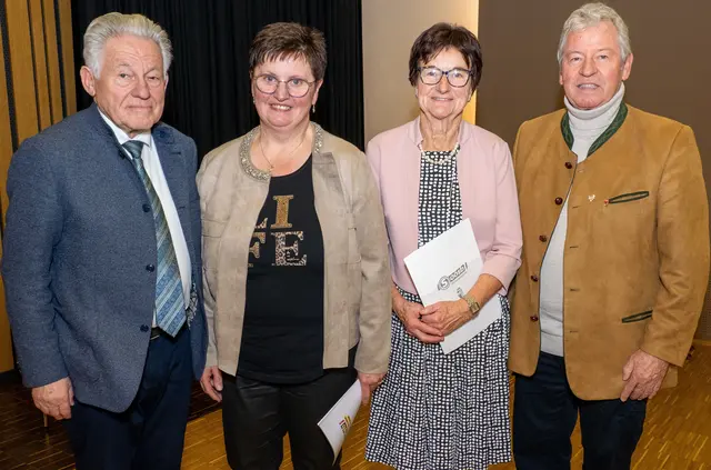 Landesobmann LH a.D. Josef Pühringer, Gabriele Altmann, Anna Anzengruber, Bezirksobmann Hans Feizlmayr. | Foto: OÖ Seniorenbund