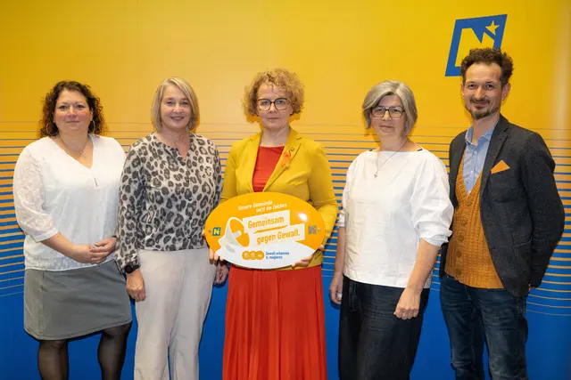 Im Einsatz gegen Gewalt an Frauen: Landesrätin Christiane Teschl-Hofmeister (2.v.r.) mit Christa Scharner und Annemarie Kastenberger aus Purgstall sowie Eva Hottenroth und Joseph Hofmarcher aus Scheibbs | Foto: Erich Marschik/Land Niederösterreich