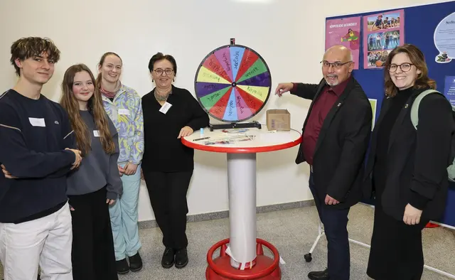 (v.l.n.r.) Drei jugendliche Teilnehmende, Elfriede Hufnagl (WiG-Abteilungsleiterin „Gesunde Stadt – Gesunde Regionen“), Bezirksvorsteher Peter Jagsch und Bezirksrätin und Kinder- und Jugendbeauftragte Victoria Ihl (beide SPÖ) vor Ort bei der Jugendgesundheitskonferenz in Hernals. | Foto: WiG/Mirjam Reither