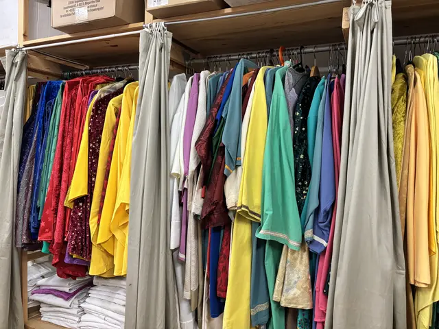 Die Kronen und Gewänder der Weizer Sternsingerinnen und Sternsinger werden von einer Nähgruppe angefertigt.  | Foto: MeinBezirk/Leonie Herrmann