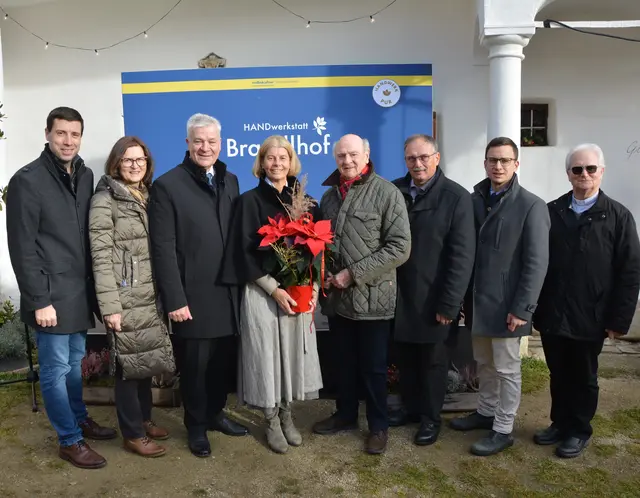 Florian Hinteregger bleibt offen, engagiert und nah bei den Menschen.
Advent im Brandlhof: Bürgermeister Florian Hinteregger, Bürgermeisterin Waltraud Traxler, Landesrat Anton Kasser, Standortleiterin im Brandlhof Doris Buchmann, Landeshauptmann a.D. Erwin Pröll, Landtagsabgeordneter Richard Hogl, Bürgermeister. Stefan Schröter und Pfarrer Pater Edmund Tanzer  | Foto: Volkskultur NÖ