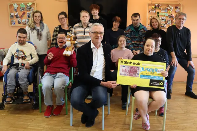 Firmenchef Franz Trummler (Bildmitte vorne) bei seinem Besuch in der Mosaik-Werkstätte | Foto: Gerhard Langmann