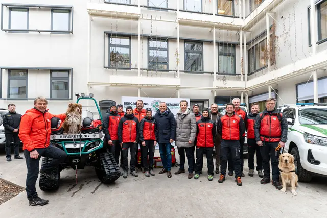Landeshauptmann Mario Kunasek und Landesrat Karlheinz Kornhäusl mit der Abordnung der Bergrettung Steiermark  | Foto: Land Steiermark/Binder