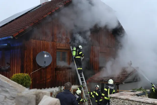 Nach einem verheerenden Brand in einem Wohnhaus in Pichl bei Wels zeigt die Ortsgemeinschaft Solidarität, um der betroffenen Familie zu helfen. | Foto: laumat.at