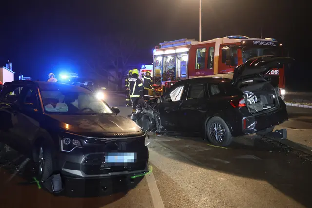 Mitten in Sipbachzell kracht ein schwarzer Kia mit einem schwarzen BMW zusammen - ein Auto landet an der Friedhofsmauer.