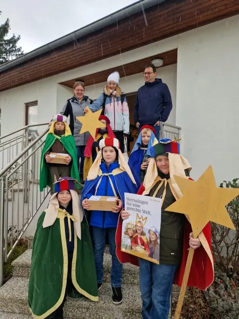 In Neudörfl ist das Sternsingen fest im Jahresablauf verankert. Kinder und Jugendliche bringen nicht nur Lieder und Segen in die Häuser der Gemeinde, sondern sammeln gleichzeitig Spenden, die weltweit Menschen in Not unterstützen. | Foto: Pfarre Neudörfl 