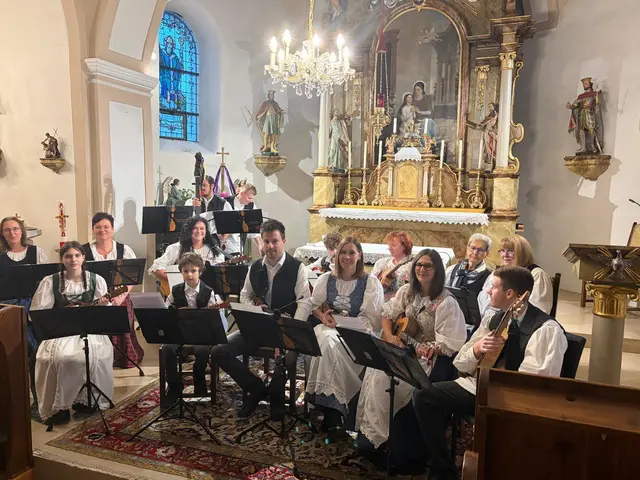 Auch einige junge Musikerinnen und Musiker unterstützten beim Konzert. | Foto: TOČ