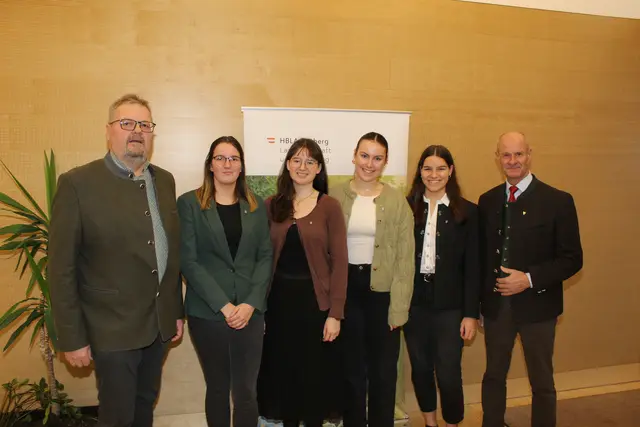Die feierliche Ehrung mit Landesjägermeister Herbert Sieghartsleitner (r.), Bezirksjägermeister Christian Pfistermüller (l.) , Johanna Höfler, Valentina Egger, Nicole Jäger und Eva Trautner in Elmberg. | Foto: HBLA Elmberg