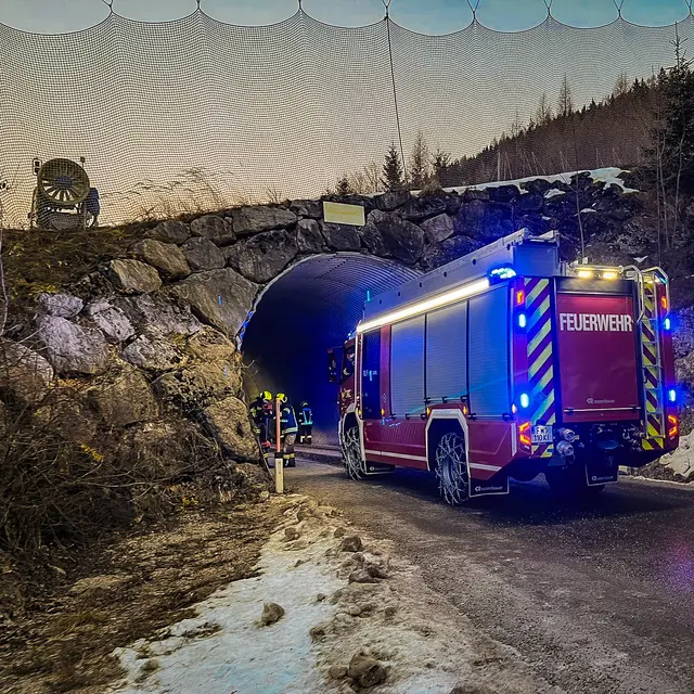 Ein Pkw geriet aus bislang unbekannter Ursache ins Schleudern und prallt gegen die Tunnelwand. | Foto: FF Hinterstoder