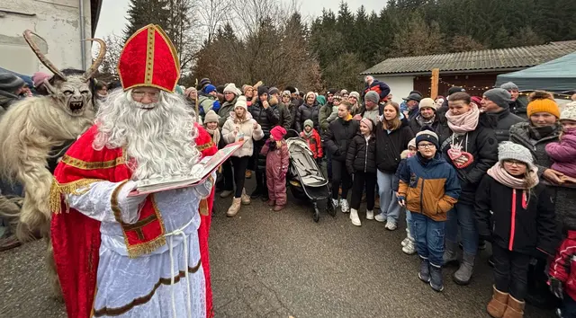 Die vielen Kinder lauschten dem Nikolaus gerne zu: Kein Wunder gab es dafür später Geschenke von dem Heiligen. | Foto: Franz Gruber