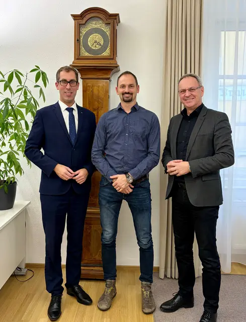 V. l.: Bezirkshauptmann Florian Kolmhofer, Vizebürgermeister Jürgen Schulz und Ortschef Roland Wohlmuth. | Foto: Gemeinde Brunnenthal